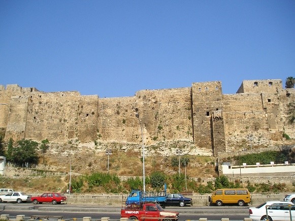 صورة تظهر قلعة طرابلس التي بناها الصليبيون في أوائل القرن الثاني عشر
مصدر الصورة من ويكيبيديا