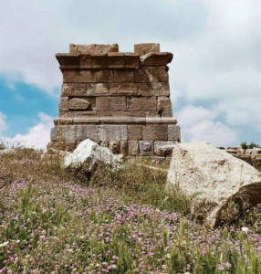 المذبح الروماني في فقرا في احدى مناطق لبنان السياحية